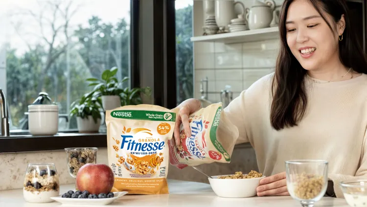 「雀巢纖怡全榖脆」，完整保留穀物的營養價值，以超過60%的全穀成分為基底，搭配約50%的燕麥含量，提供膳食纖維、高鐵和優質鈣質。業者提供