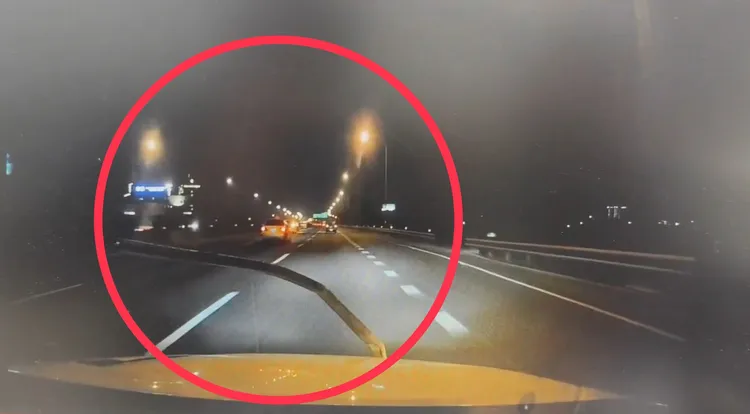 鐵條先把引擎蓋砸破洞，又硬生生插在板金上。陳先生授權