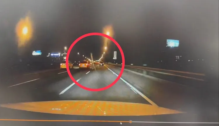 前車壓到掉落物後，鐵條騰空飛起，速度超快難以反應。陳先生授權