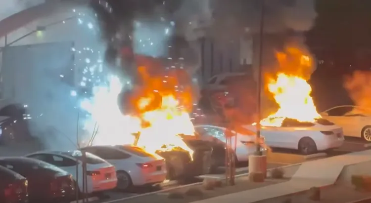 特斯拉被蓄意縱火，還發生電池爆炸，場面駭人。翻攝X@Teslas in Las Vegas