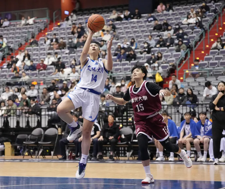 鄭慧慈(左)。大專體總