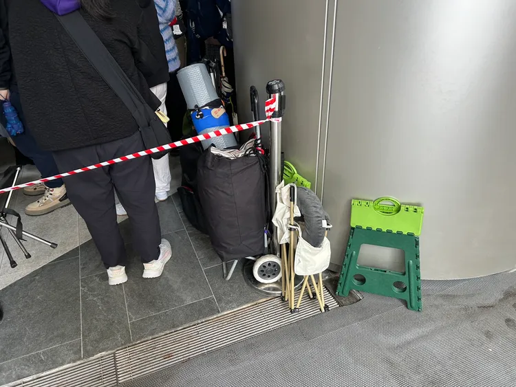 粉絲準備小凳子等排隊小物。特勤中心攝