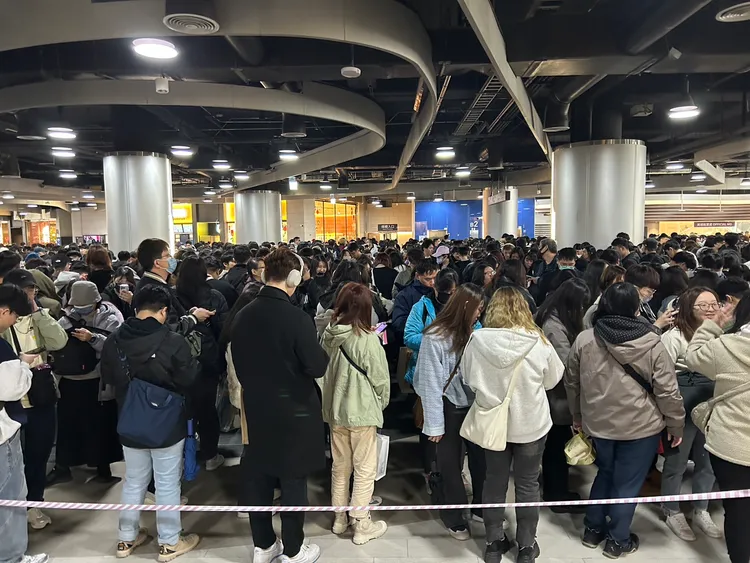 太妍周邊商品早上11點開賣，正式販售前逾600人聚集大巨蛋排隊。特勤中心攝