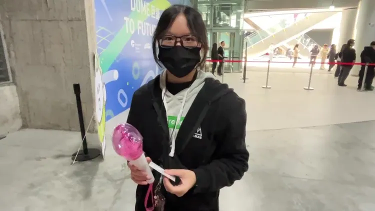 女粉絲幸運買到少女時代手燈，透露昨晚9點就請人代排。特勤中心攝