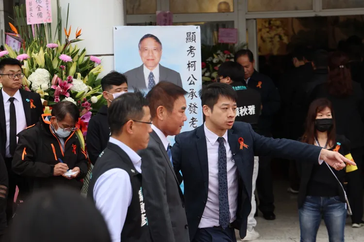 苗栗縣長鍾東錦抵達柯文哲爸爸告別式現場。李俊毅攝