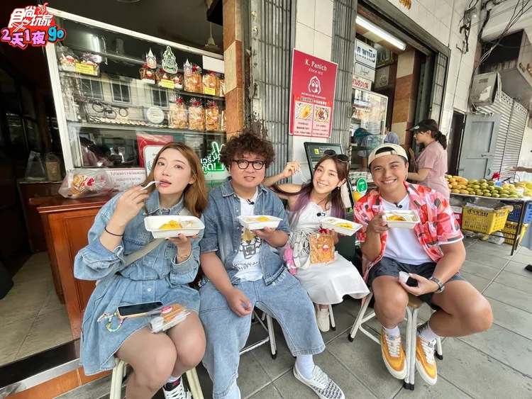 曾子余（右起）、梁舒涵、納豆、依依在曼谷街頭品嘗芒果糯米飯。TVBS提供