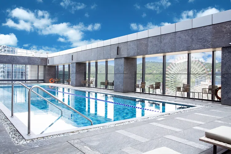入住專案可免費使用高空泳池。台北萬豪酒店提供