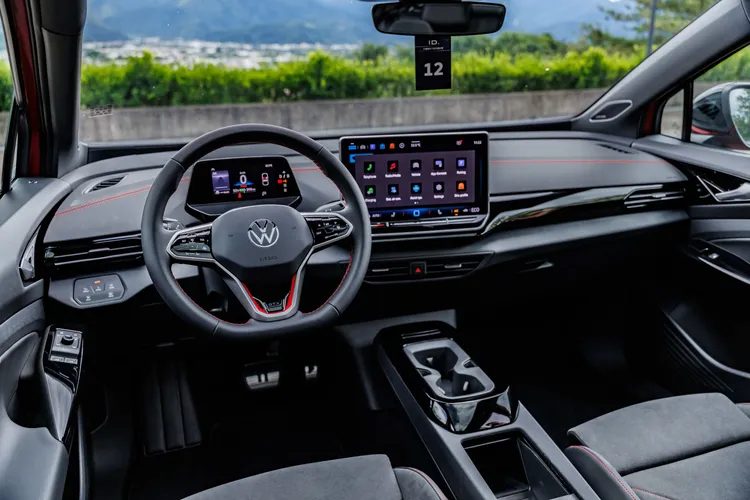 內裝則配備12.9吋Discover多媒體觸控主機，整合最新MIB4資訊娛樂系統。業者提供