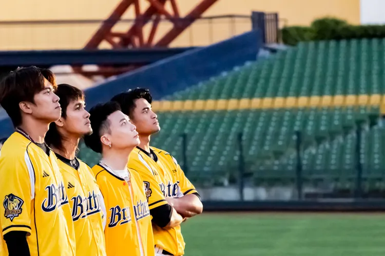 蕭秉治（右2）與王威晨（左起）、張志豪和岳東華共同演唱中信年度新歌《進化》。圖／相信音樂提供