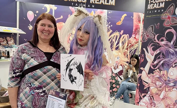 台灣漫畫家陳漢玲出席2025年德國萊比錫動漫展，吸引多位粉絲前來簽繪。一名讀者曾數年前在活動中獲得她親筆簽名，此次特地前來再次合影留念。 中央社