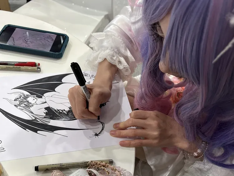 台灣少女漫畫家陳漢玲3月底受邀參加德國萊比錫動漫展，現場以標誌性的角色風格簽繪與讀者互動。 中央社