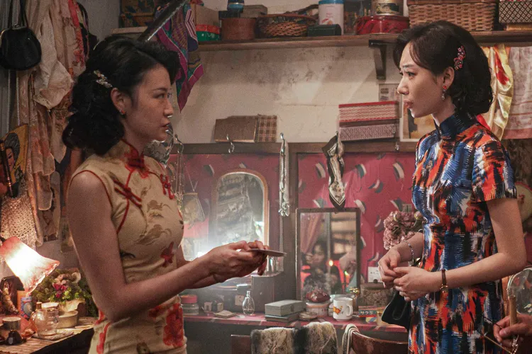 吳卓源為尋真相喬裝酒家女找命案線索。伯樂影業提供