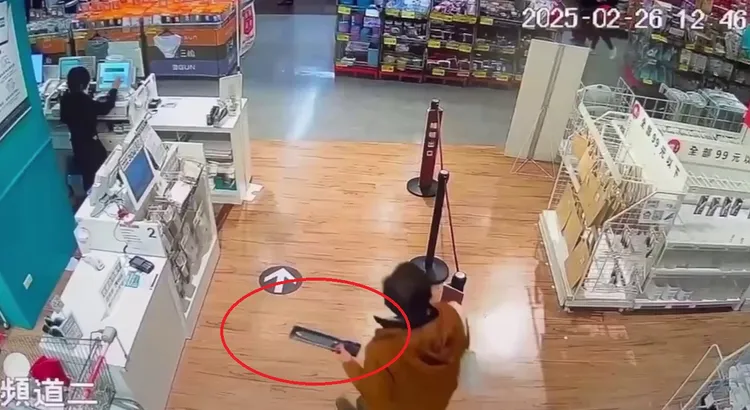 清楚可見曾志新買的料理刀。翻攝畫面