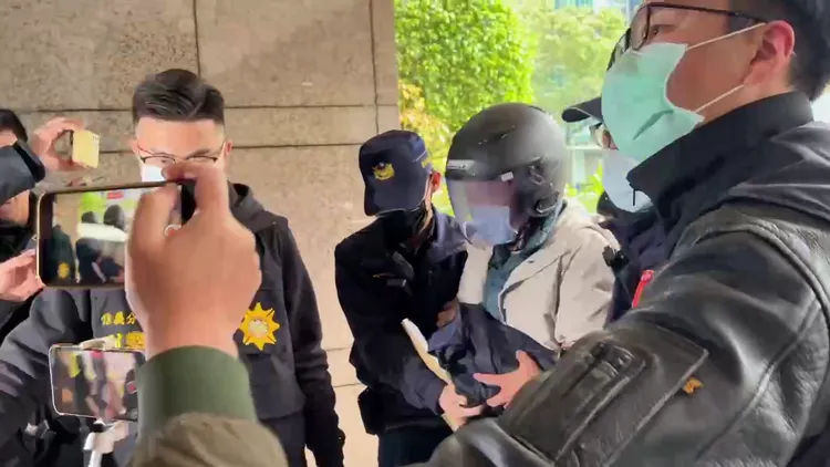 雲云科技董座曾志新自戕後送醫治療，終於在今天出院接受偵訊上午11時許被帶往信義警分局時未發一語。翻攝畫面