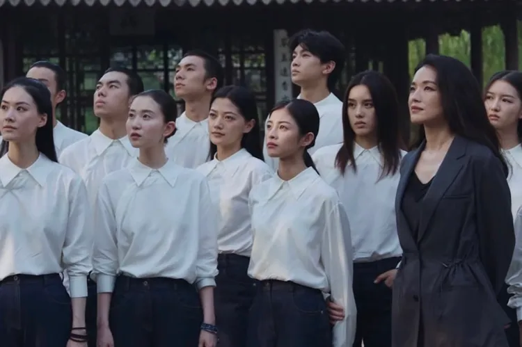 由舒淇（右一）創辦的「山下學堂」是點燃詹子萱（右二）對表演熱忱的關鍵。翻攝詹子萱IG