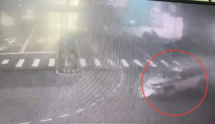 銀色車子如陀螺般連續打轉多圈才停下。翻攝畫面