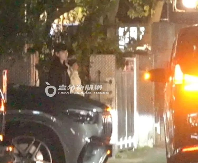 馬筱梅及小玥兒率先走出來準備上車。特勤中心攝