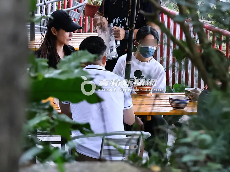 參拜完後，汪小菲找了一間咖啡廳坐下來吃下午茶休息，一家人畫面溫馨。特勤中心攝