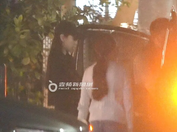 馬筱梅黑帽、黑衣打扮，總是在小玥兒身旁。特勤中心攝