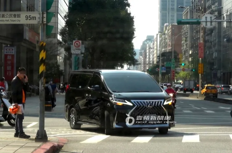 隨後，汪小菲保母車再度違規，從路邊倒車至馬路口，改道直行離開，行徑十分危險。特勤中心攝