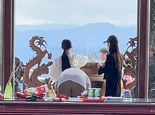 汪小菲鞠躬虔誠祈求，馬筱梅跟小玥兒忙著插香。特勤中心攝