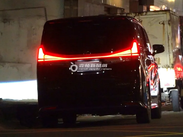 晚間，汪小菲保母車違規停在東區巷弄紅線上，等候汪小菲一家用餐。特勤中心攝