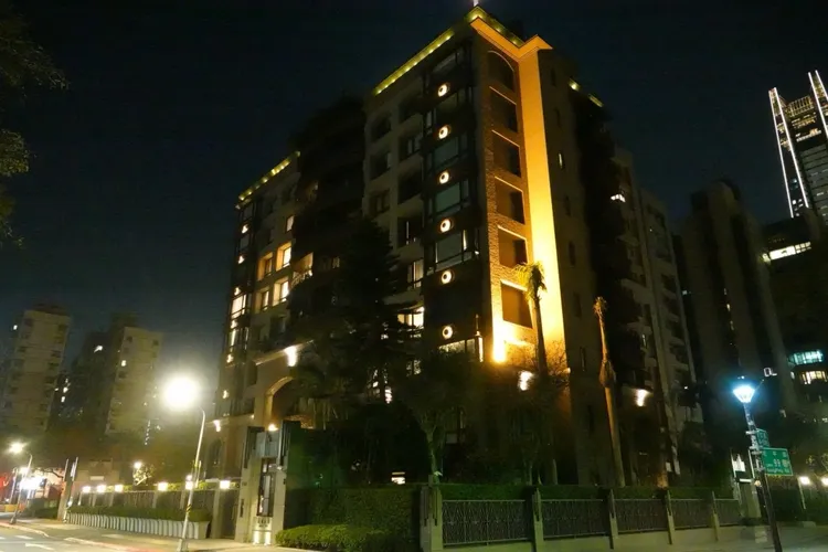 汪小菲在台北信義區月租34萬的「信義富鼎」大廈。特勤中心攝