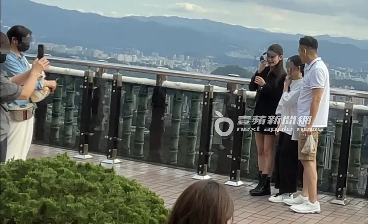 3月1日，汪小菲一家人到碧山巖拜拜，特地到一旁風景優美處合照。特勤中心攝