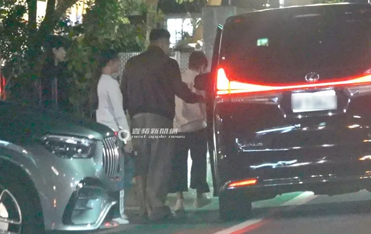 車門打開後，汪小菲走向保母車安排座位。特勤中心攝