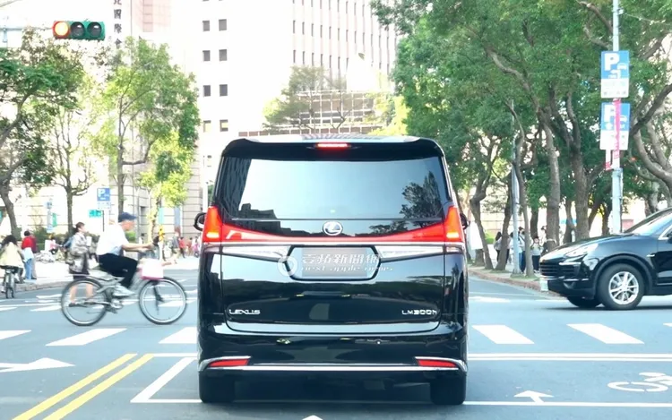 汪小菲保母車等紅燈時，違停在機車等候區。特勤中心攝