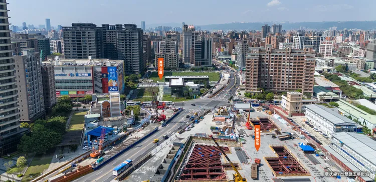 鼎藏豐碩位居重陽特區30米集賢路第一排，臨環狀線Y22五華街站計畫位置，五泰輕軌相會、雙捷運交匯核心。鼎藏豐碩提供