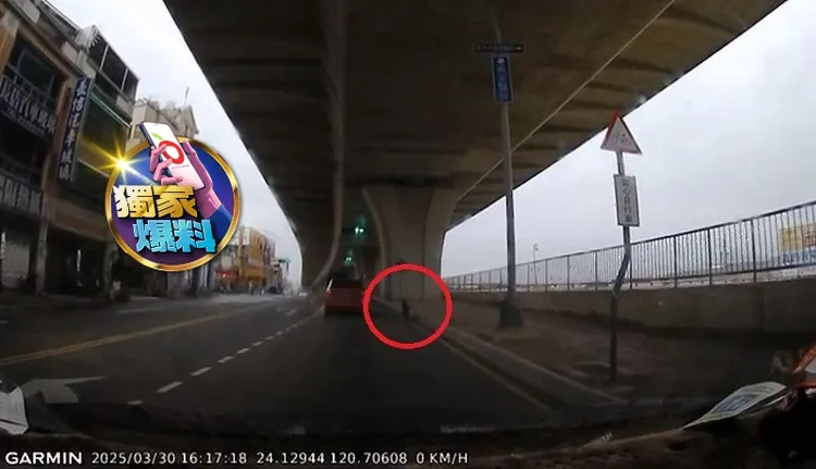 黑狗被趕下車還一度追著主人的紅色轎車跑，但最後仍追不上，疑遭棄養。讀者提供