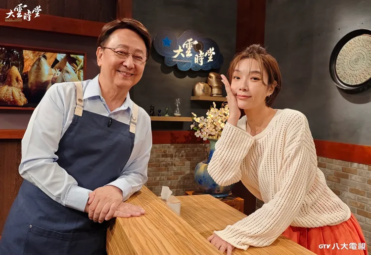蔡淑臻（右）上節目和李四端對談。八大提供