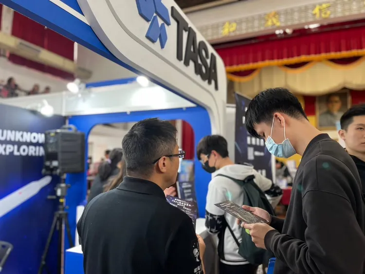 淡大就業博覽會科技製造業共44家，為最大宗。勞工局提供