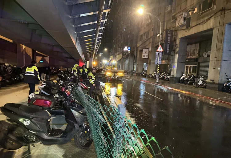 停車場外側圍欄毀損。警方提供