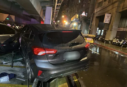 基隆少年無照開車載3友衝烘爐地 天懲?撞17車這下賠慘了