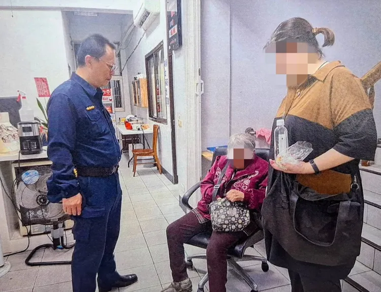 警方將老婦人帶回派出所休息。大園警分局提供