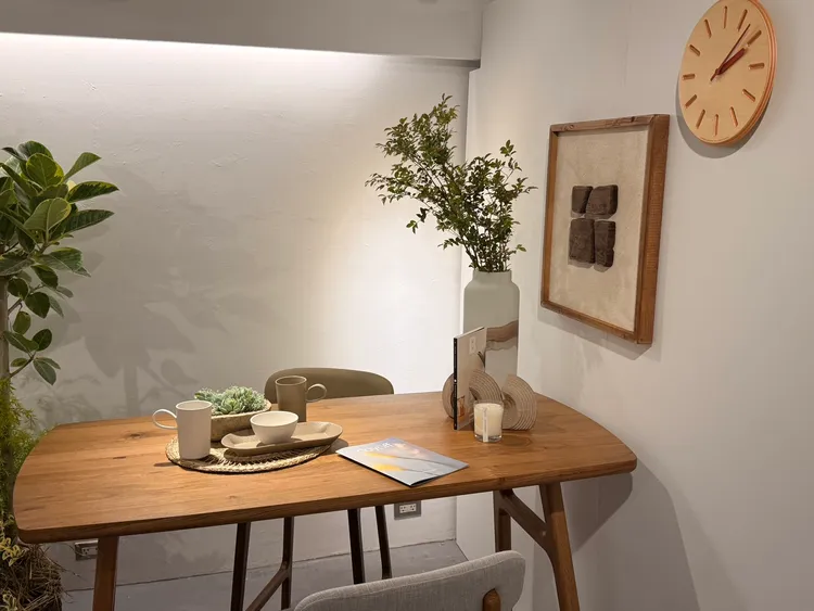 休憩區來自日本的Lemons掛鐘是HOLA新引進的品牌。陳揚盛攝