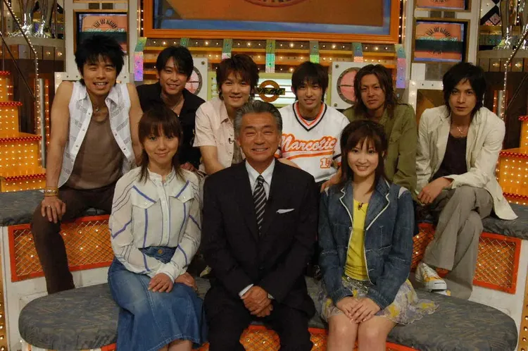 《校園瘋神榜》主持陣容包括V6（後排）、渡邊滿里奈（前排左起）、三野文太、紗榮子。翻攝TBS