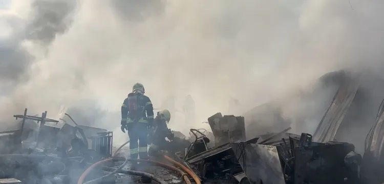 現場因燃燒雜物竄出陣陣濃煙。翻攝照片