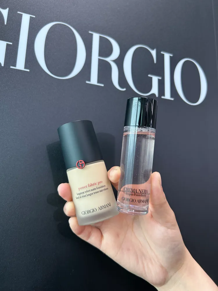 3月8日至3月14日新品上市期間，購買全新Armani高訂完美絲絨水慕斯PRO，就會贈送30ml黑曜岩新生奇蹟精萃露。品牌提供