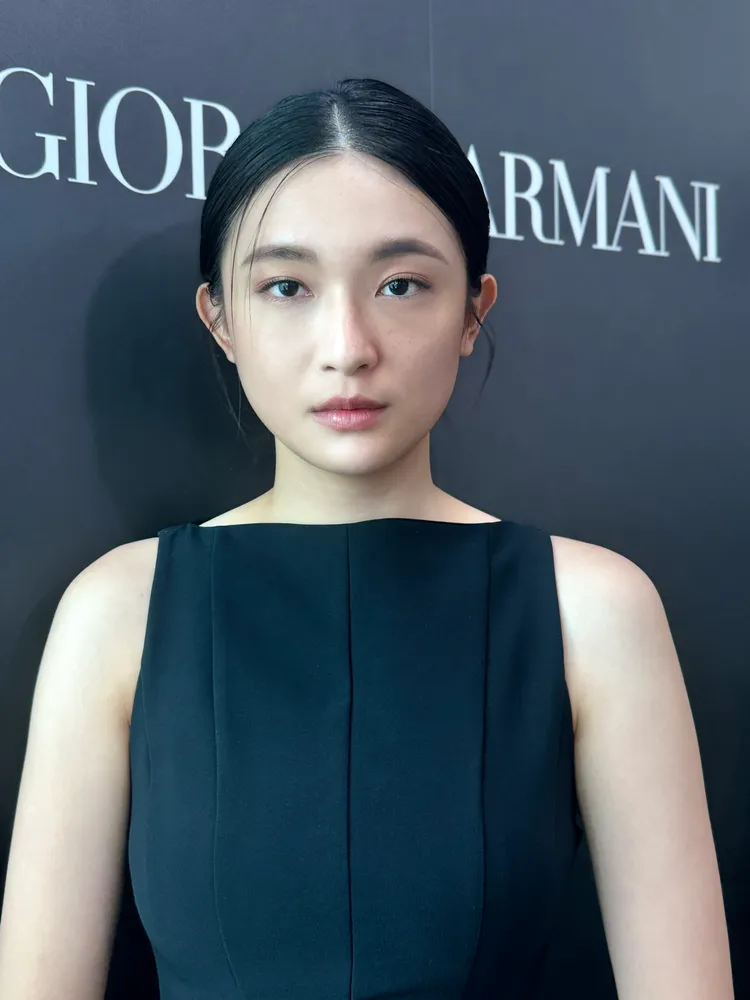 Model畫面左半邊臉為使用了Armani高訂完美絲絨水慕斯PRO，右半邊臉為素顏狀態。張家玲攝