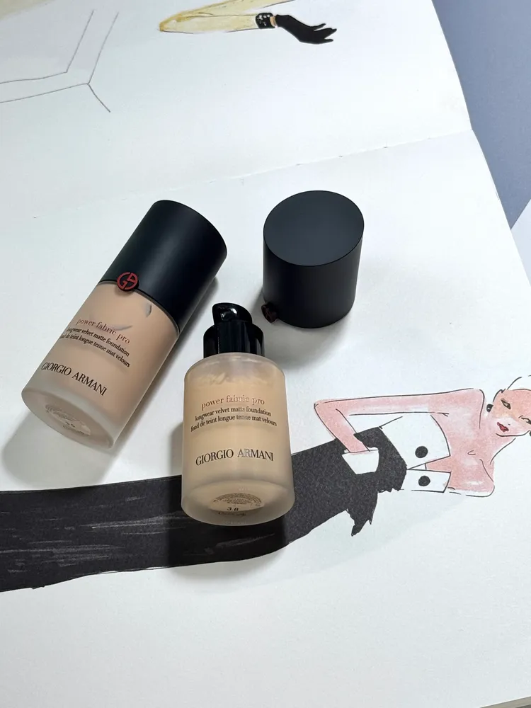 Armani高訂完美絲絨水慕斯PRO，30ml／2700元。張家玲攝