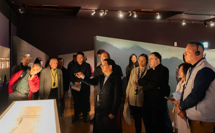 策展人劉世龍進行展廳導覽。文化部提供