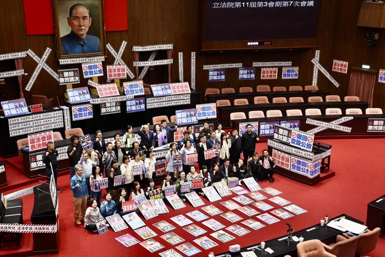 立法院院會 民進黨團為阻反廢死、反戒嚴公投案逕付二讀議事錄確認，在議場內貼封條、占領主席台。彭欣偉攝