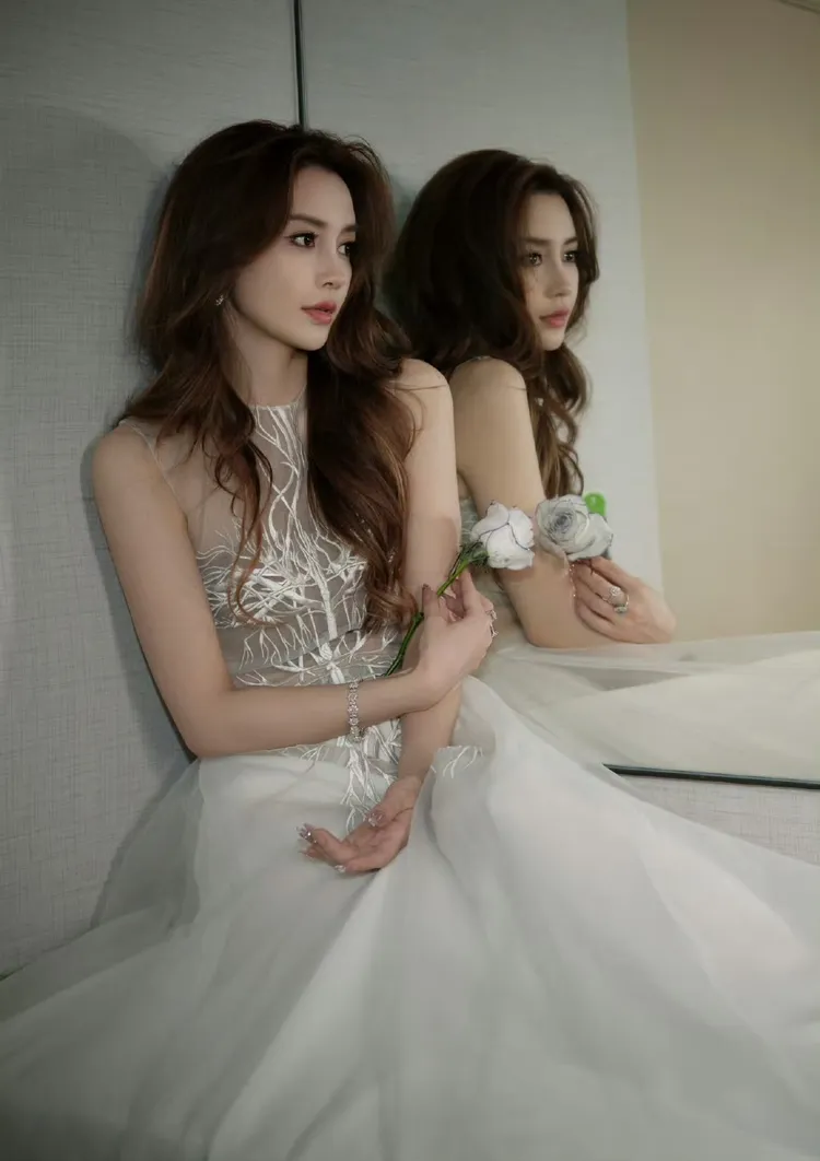 Angelababy身上的高訂禮服是全球首穿。翻攝楊穎工作室微博