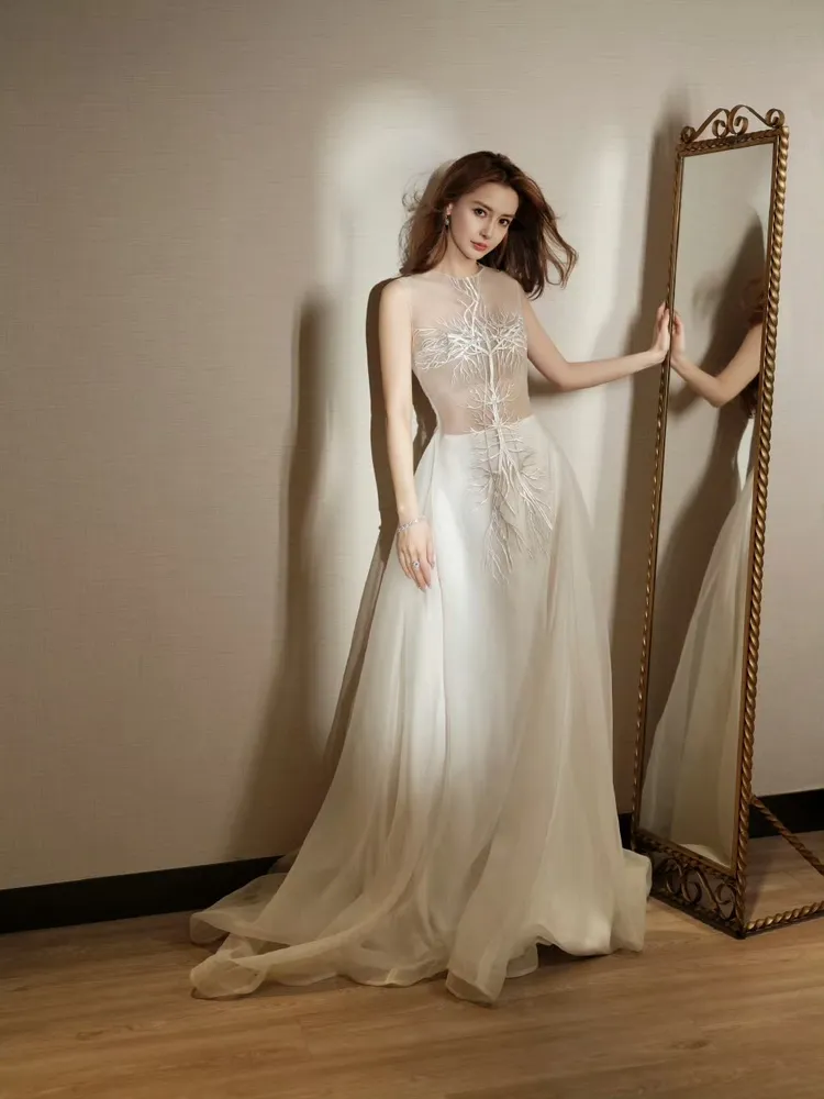 Angelababy穿著Maison Sara Chraibi的白色紗質刺繡禮服。翻攝楊穎工作室微博