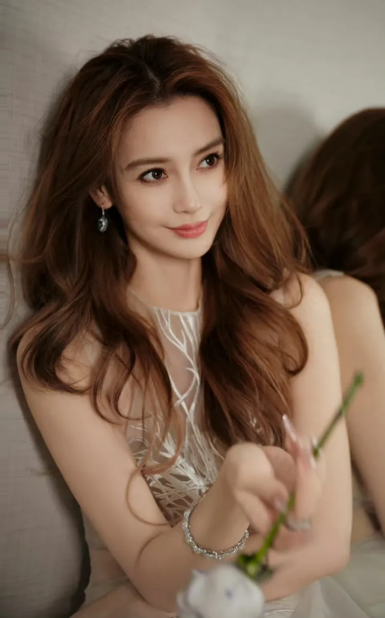 網友認為36歲的Angelababy狀態與18歲剛出道時相差無幾。翻攝楊穎工作室微博