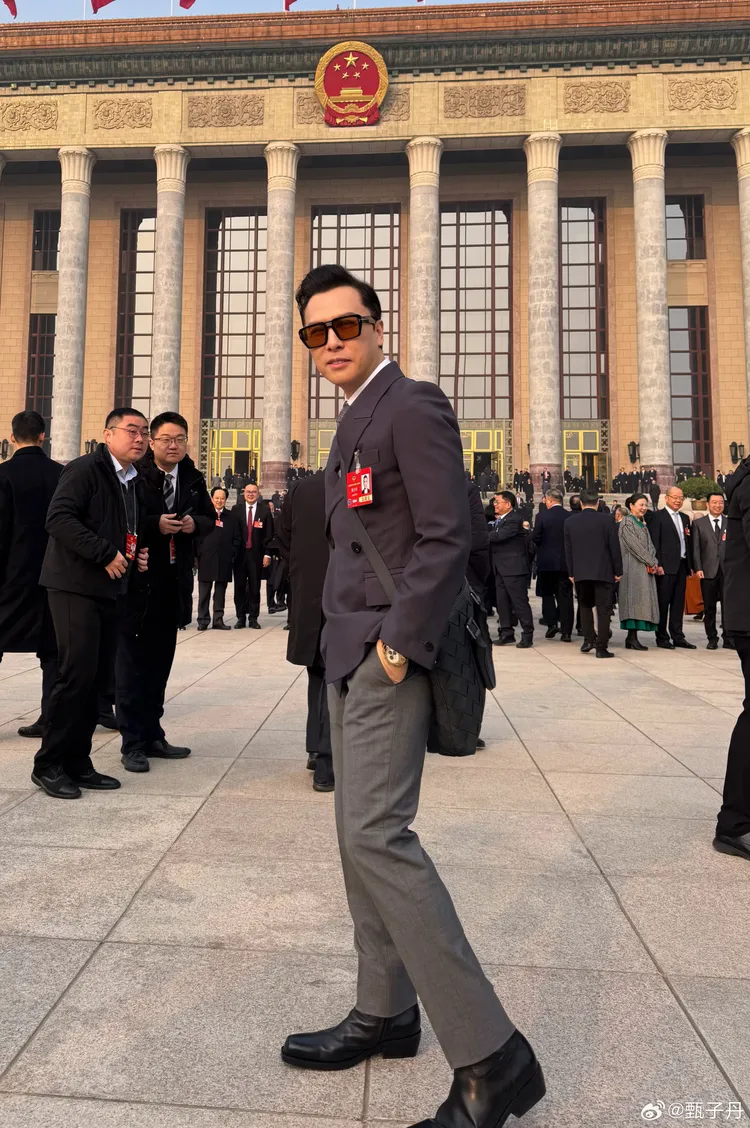 甄子丹在會場外拍照紀念。翻攝甄子丹微博