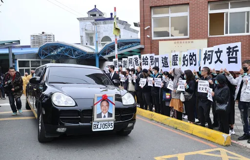 柯爸告別式｜小草全哭了！列隊舉標語「謝謝柯爸給我們這麼好的柯文哲」